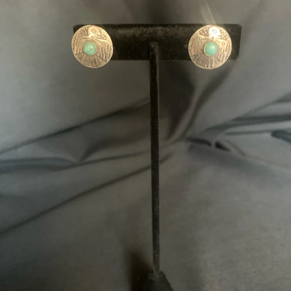 Vintage, silver screw backing, clip on earring, with turquoise center stone.